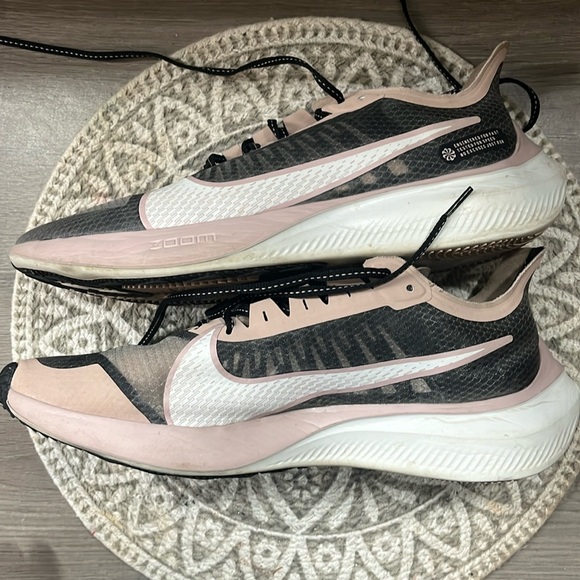 Nike Zoom Gravity sneakers in color Stone Mauve and Black - Picture 3 of 5